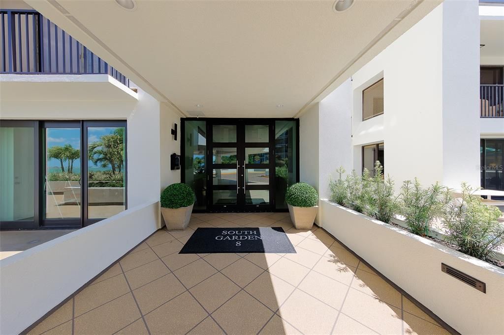 For Sale: $1,399,900 (2 beds, 2 baths, 1844 Square Feet)