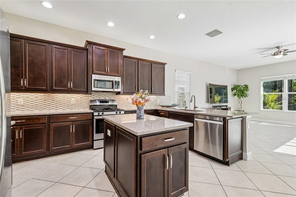 For Sale: $939,900 (6 beds, 5 baths, 4094 Square Feet)