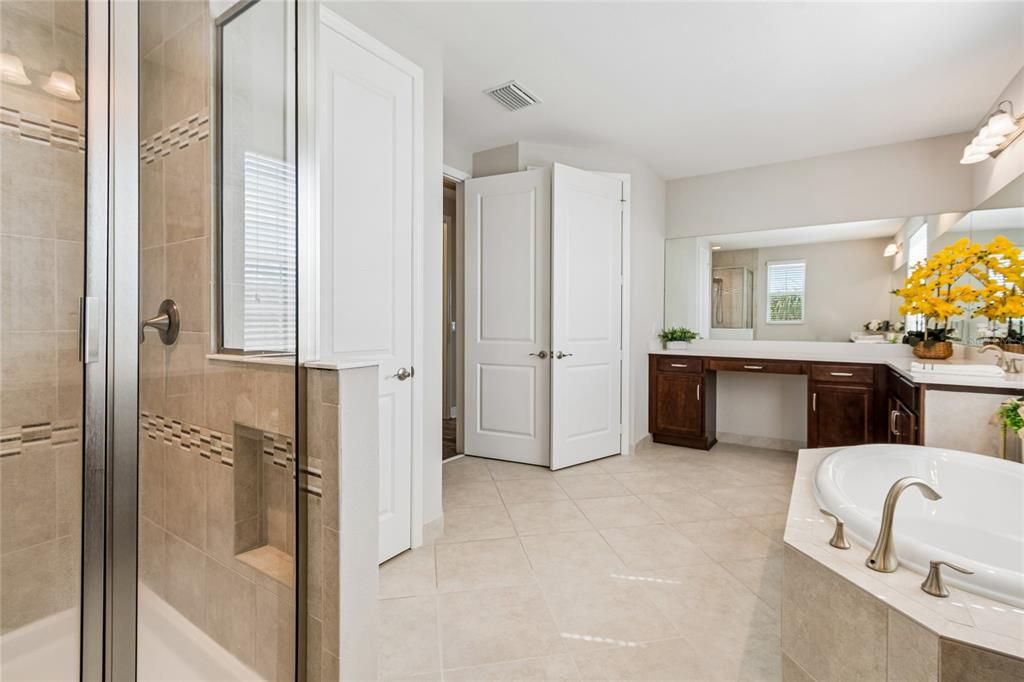 For Sale: $939,900 (6 beds, 5 baths, 4094 Square Feet)