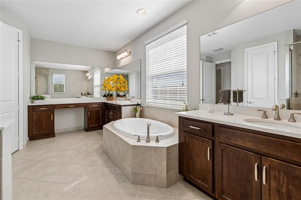 For Sale: $939,900 (6 beds, 5 baths, 4094 Square Feet)
