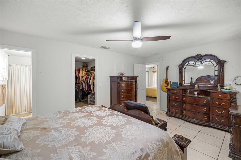 Activo con contrato: $240,000 (3 camas, 2 baños, 1456 Pies cuadrados)