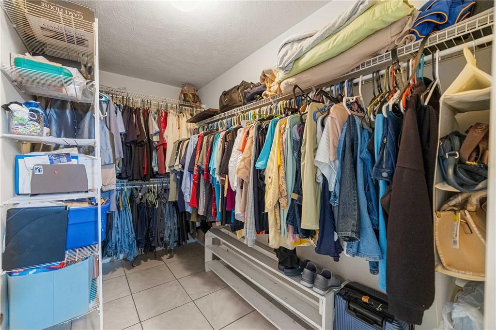 Activo con contrato: $240,000 (3 camas, 2 baños, 1456 Pies cuadrados)