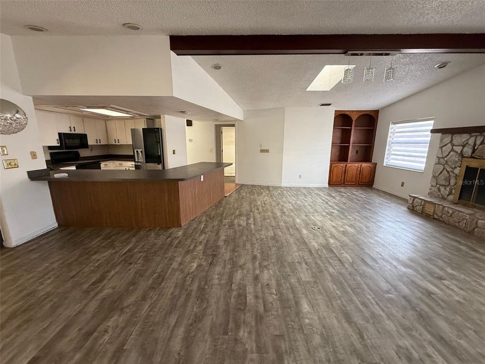 For Sale: $299,900 (3 beds, 2 baths, 2231 Square Feet)