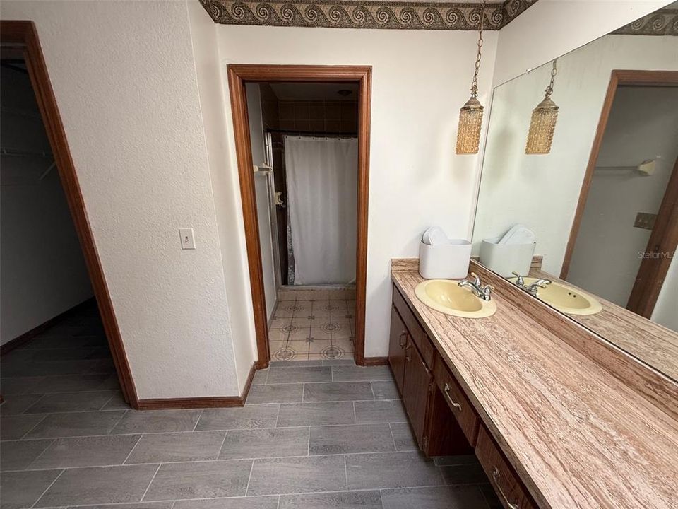 For Sale: $299,900 (3 beds, 2 baths, 2231 Square Feet)