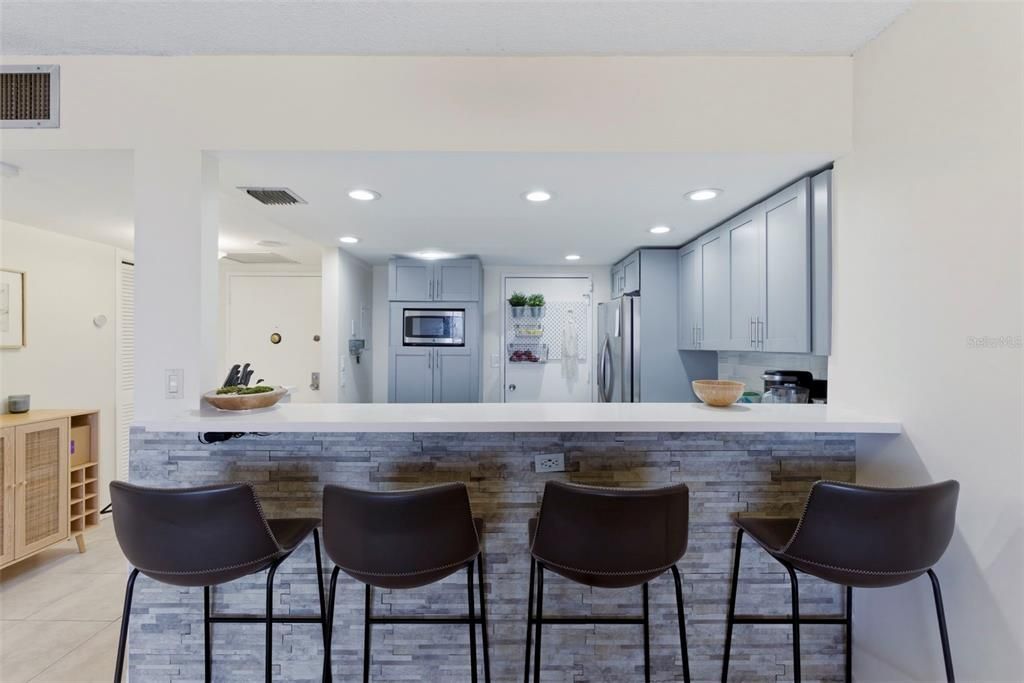 For Sale: $330,000 (2 beds, 2 baths, 1400 Square Feet)