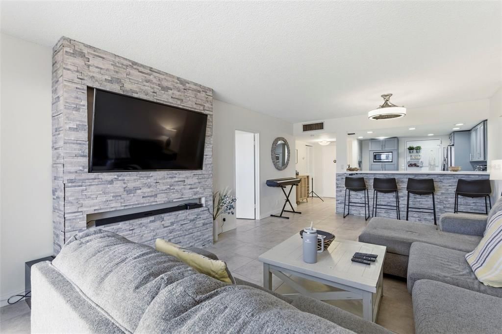 For Sale: $330,000 (2 beds, 2 baths, 1400 Square Feet)