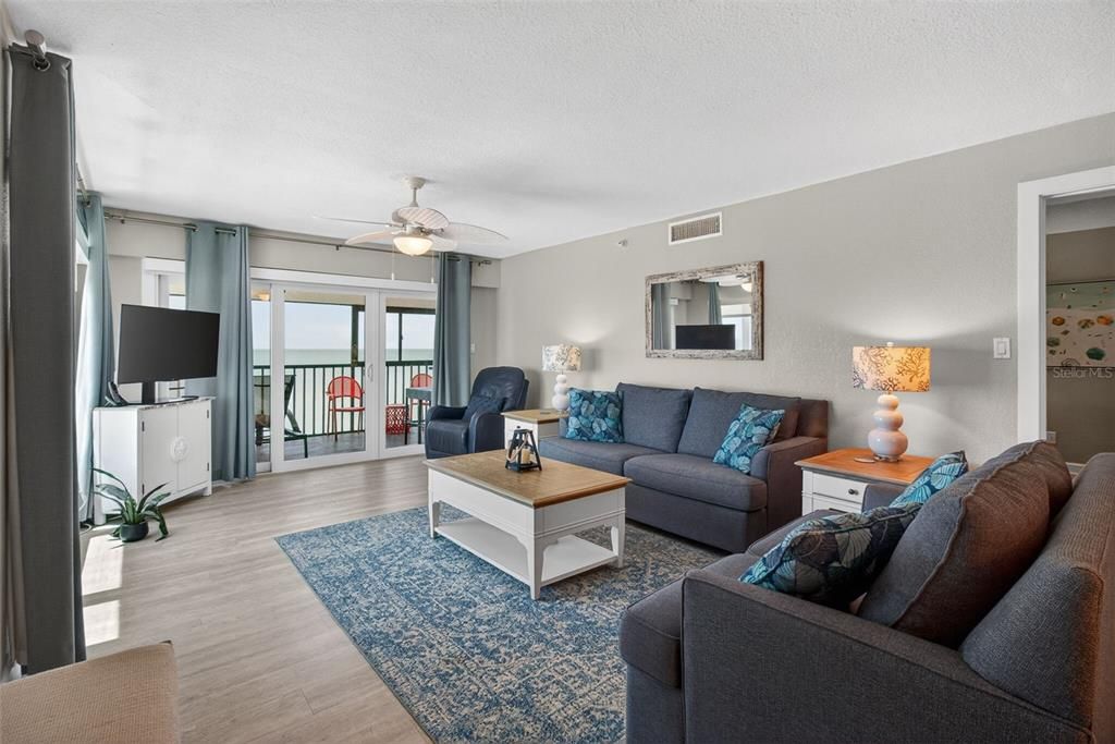 Active With Contract: $895,000 (2 beds, 2 baths, 1465 Square Feet)