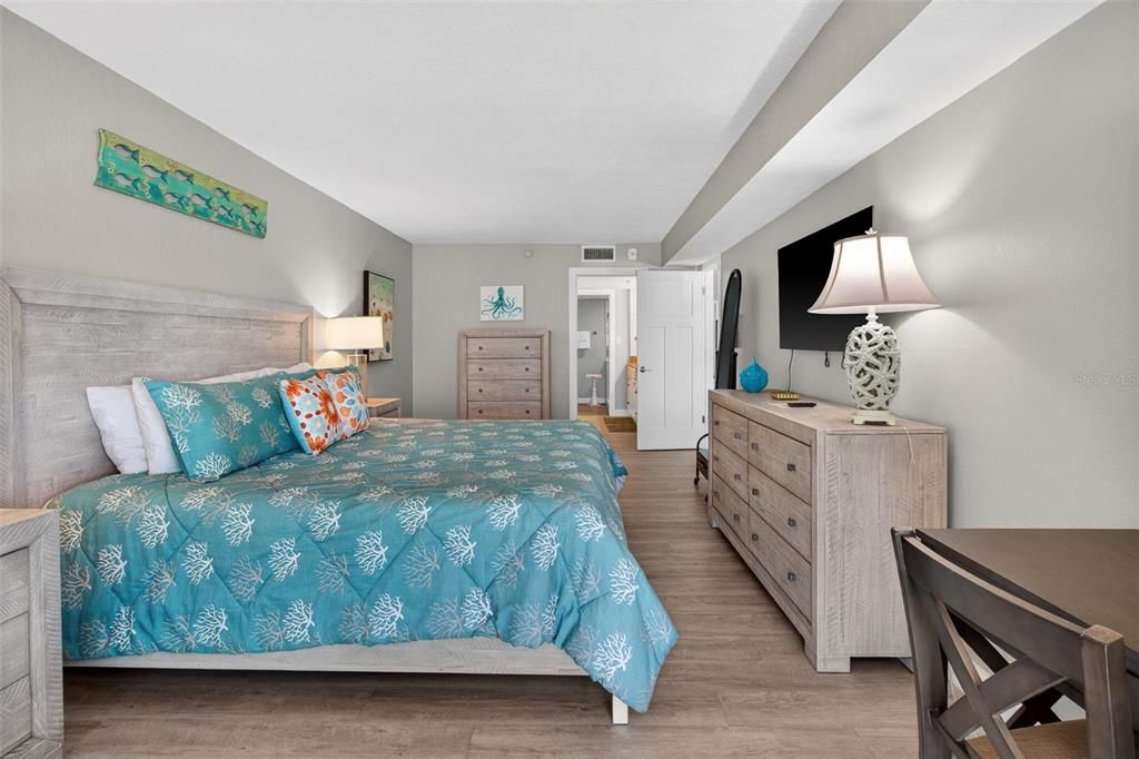 Active With Contract: $895,000 (2 beds, 2 baths, 1465 Square Feet)