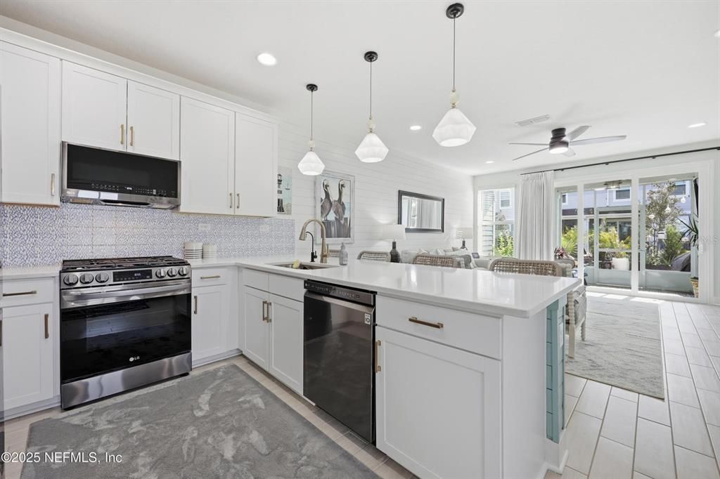 For Sale: $350,000 (3 beds, 2 baths, 1396 Square Feet)