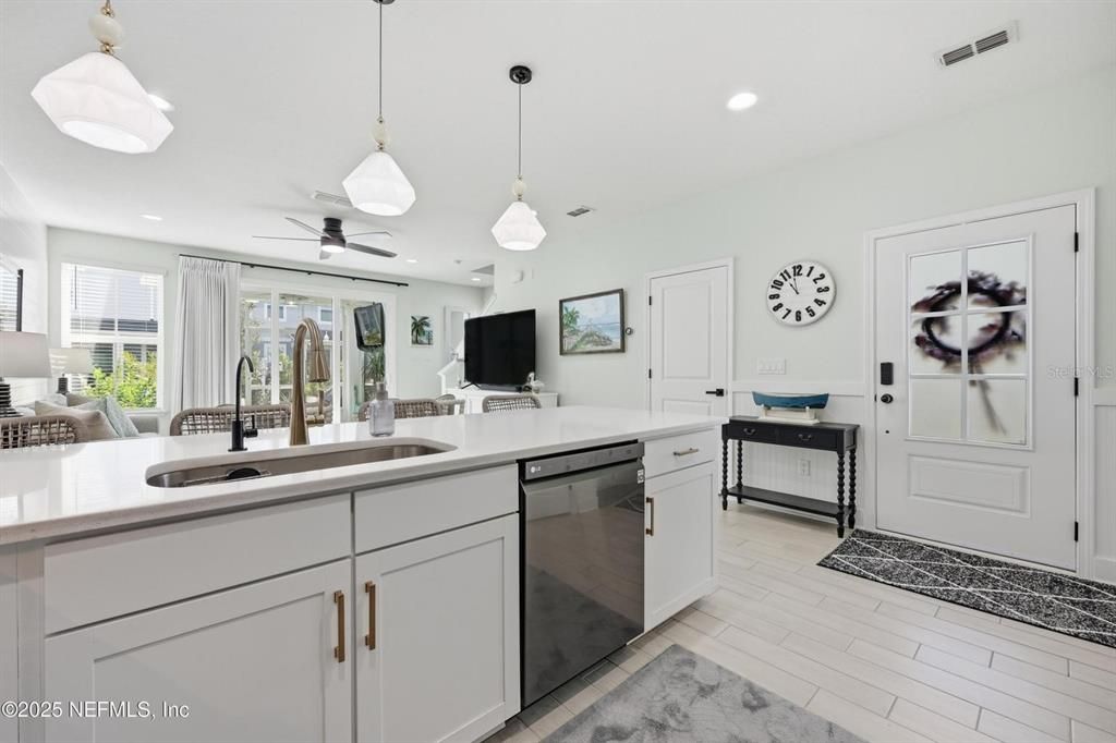 For Sale: $350,000 (3 beds, 2 baths, 1396 Square Feet)