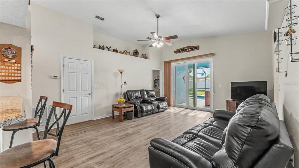Active With Contract: $375,000 (3 beds, 2 baths, 1527 Square Feet)