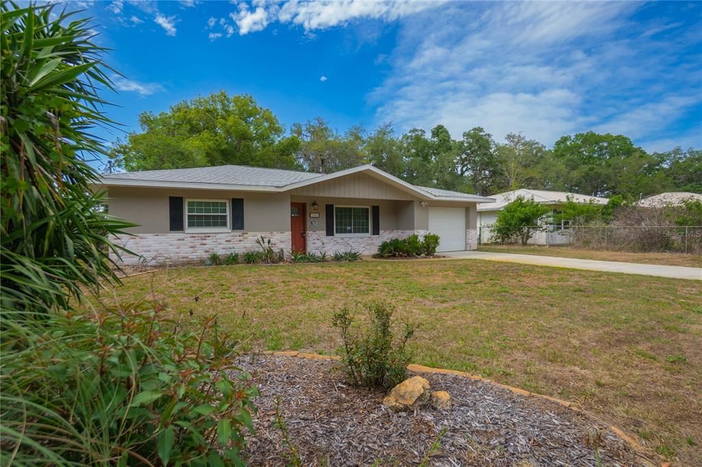 For Sale: $245,000 (2 beds, 1 baths, 932 Square Feet)
