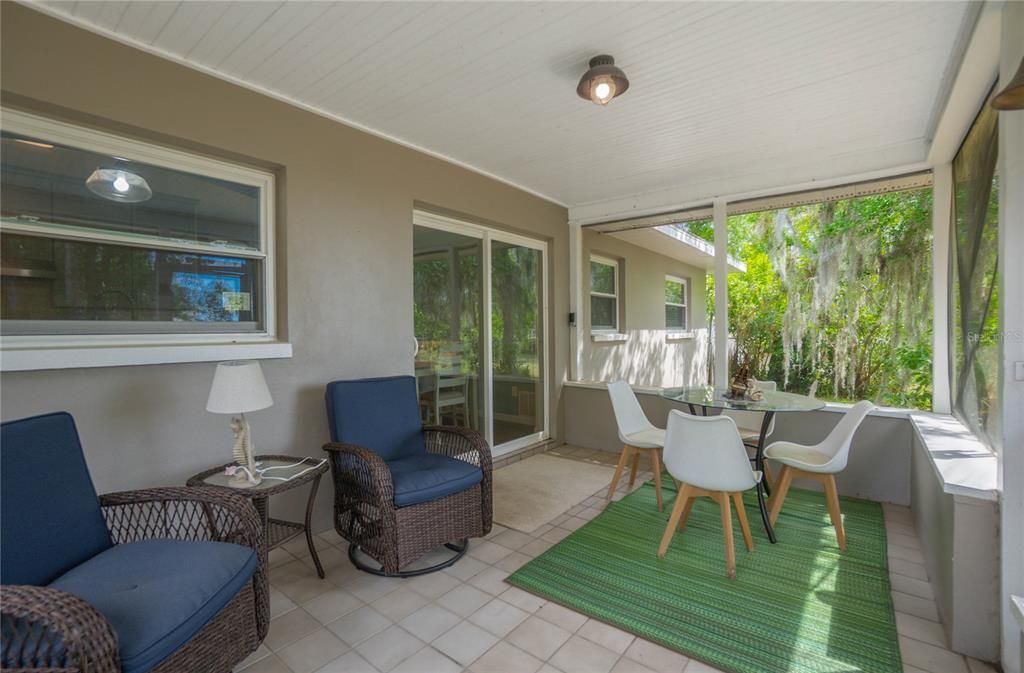 For Sale: $245,000 (2 beds, 1 baths, 932 Square Feet)
