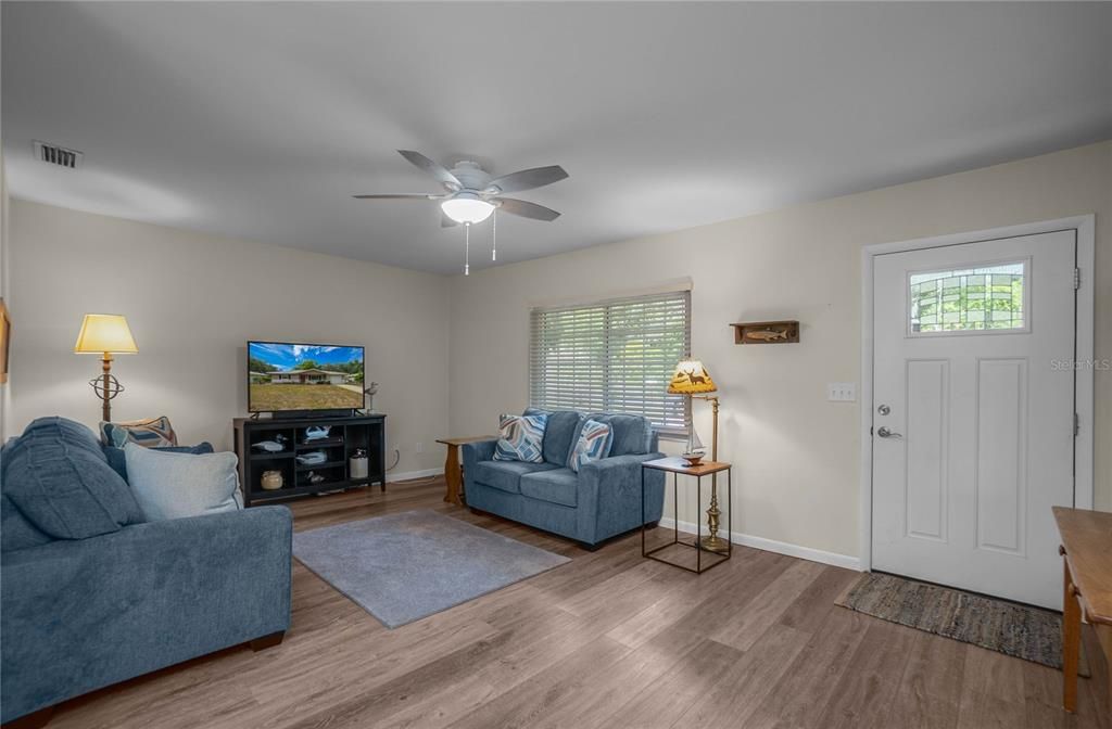 For Sale: $245,000 (2 beds, 1 baths, 932 Square Feet)