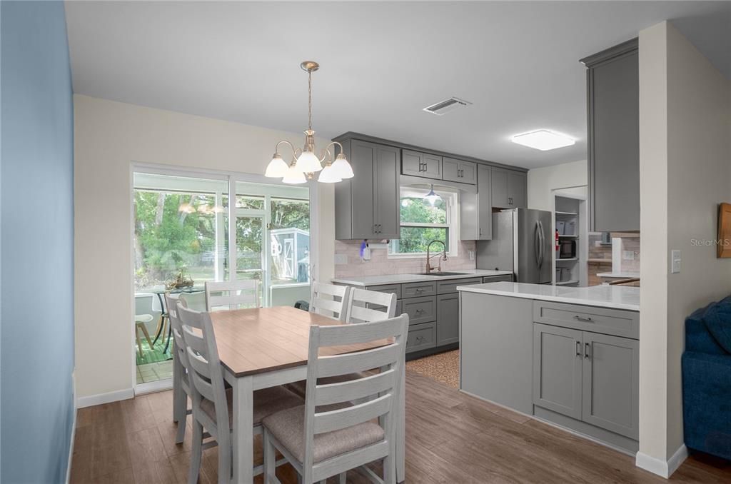 For Sale: $245,000 (2 beds, 1 baths, 932 Square Feet)
