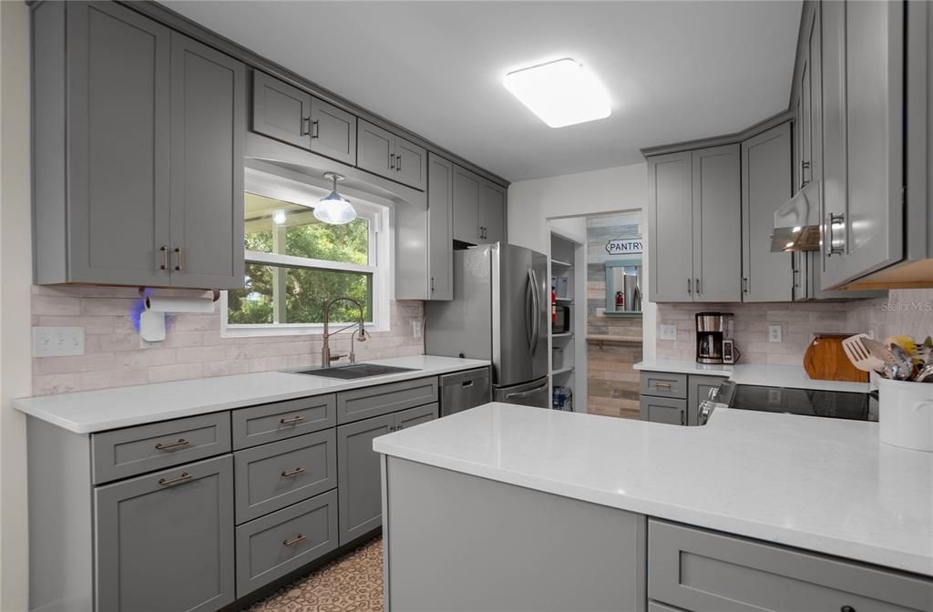 For Sale: $245,000 (2 beds, 1 baths, 932 Square Feet)