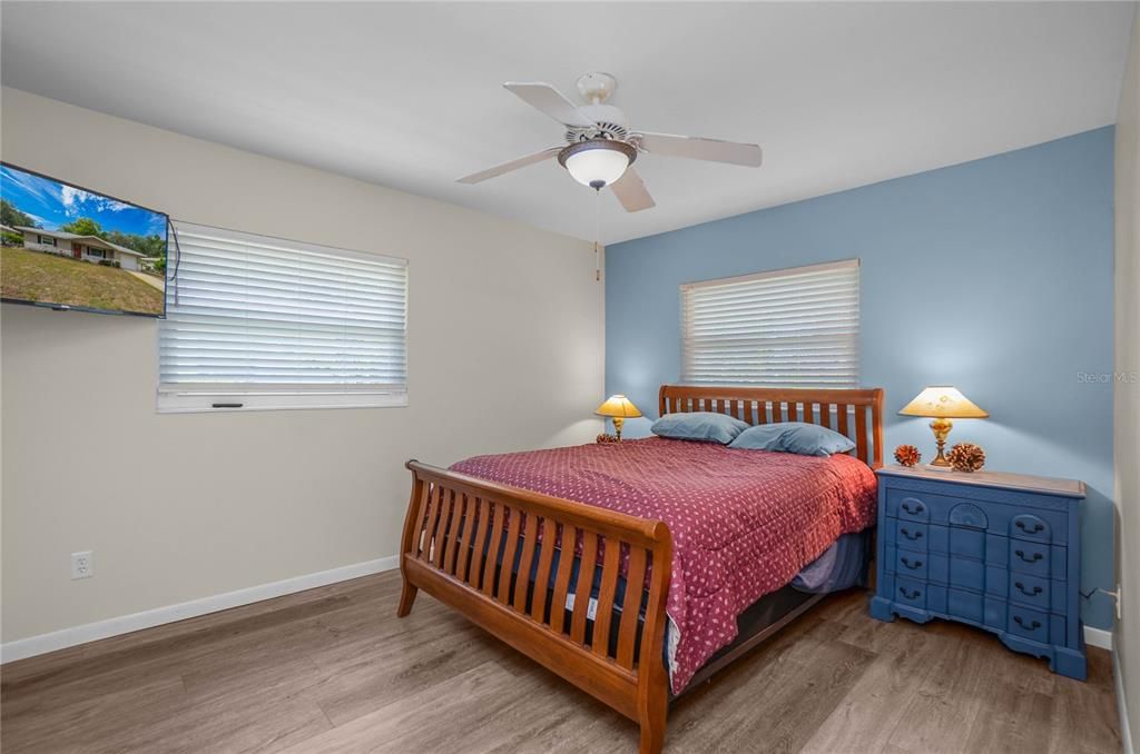 For Sale: $245,000 (2 beds, 1 baths, 932 Square Feet)
