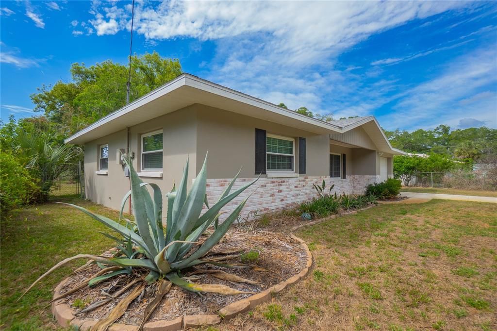 For Sale: $245,000 (2 beds, 1 baths, 932 Square Feet)