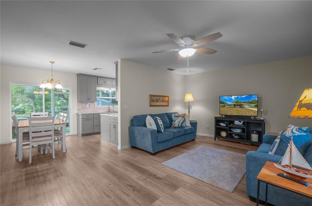 For Sale: $245,000 (2 beds, 1 baths, 932 Square Feet)
