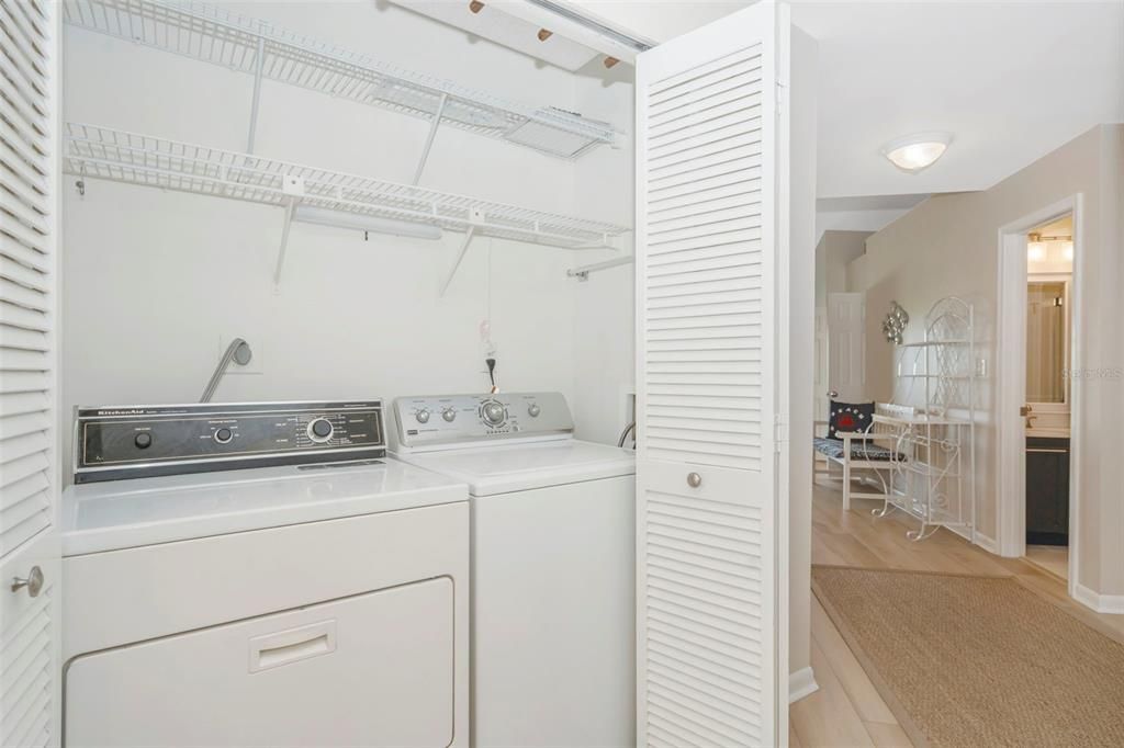 Под контрактом: $359,900 (2 спален, 2 ванн, 1070 Квадратных фут)