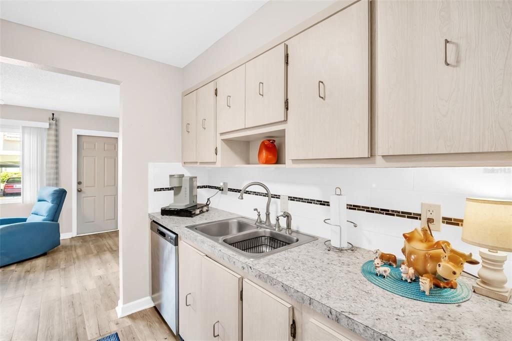 For Sale: $95,000 (1 beds, 1 baths, 790 Square Feet)