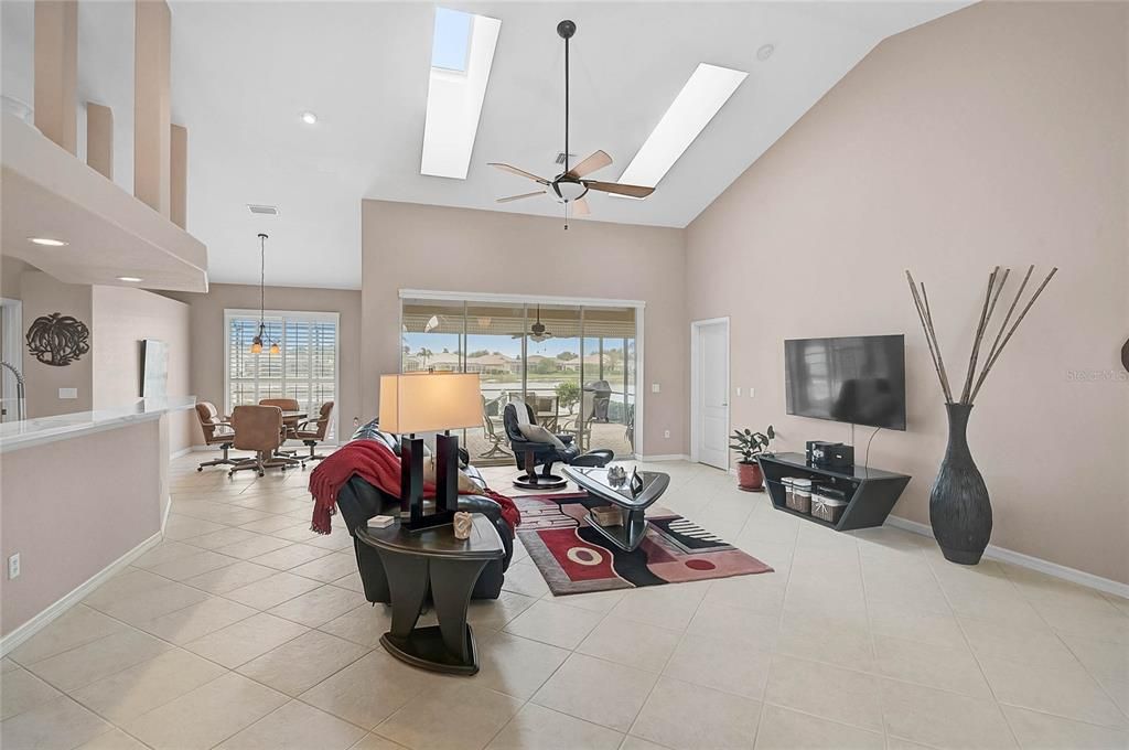 Activo con contrato: $609,000 (3 camas, 2 baños, 2522 Pies cuadrados)