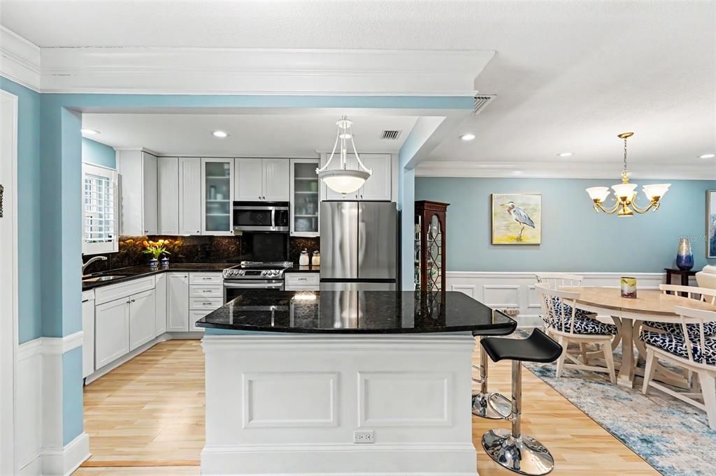 For Sale: $325,000 (2 beds, 2 baths, 1315 Square Feet)