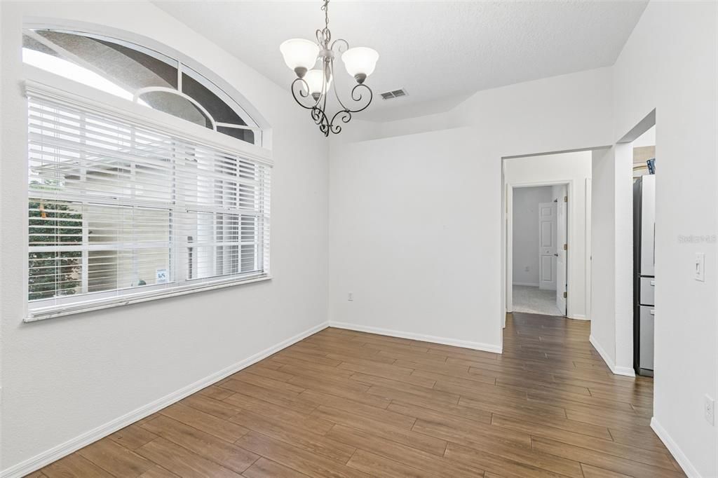 Activo con contrato: $325,000 (3 camas, 2 baños, 1921 Pies cuadrados)