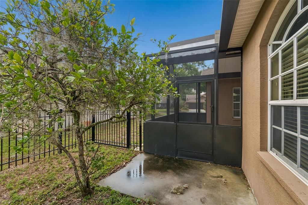 Activo con contrato: $325,000 (3 camas, 2 baños, 1921 Pies cuadrados)