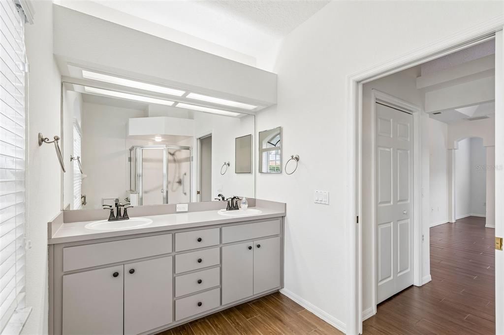 Activo con contrato: $325,000 (3 camas, 2 baños, 1921 Pies cuadrados)