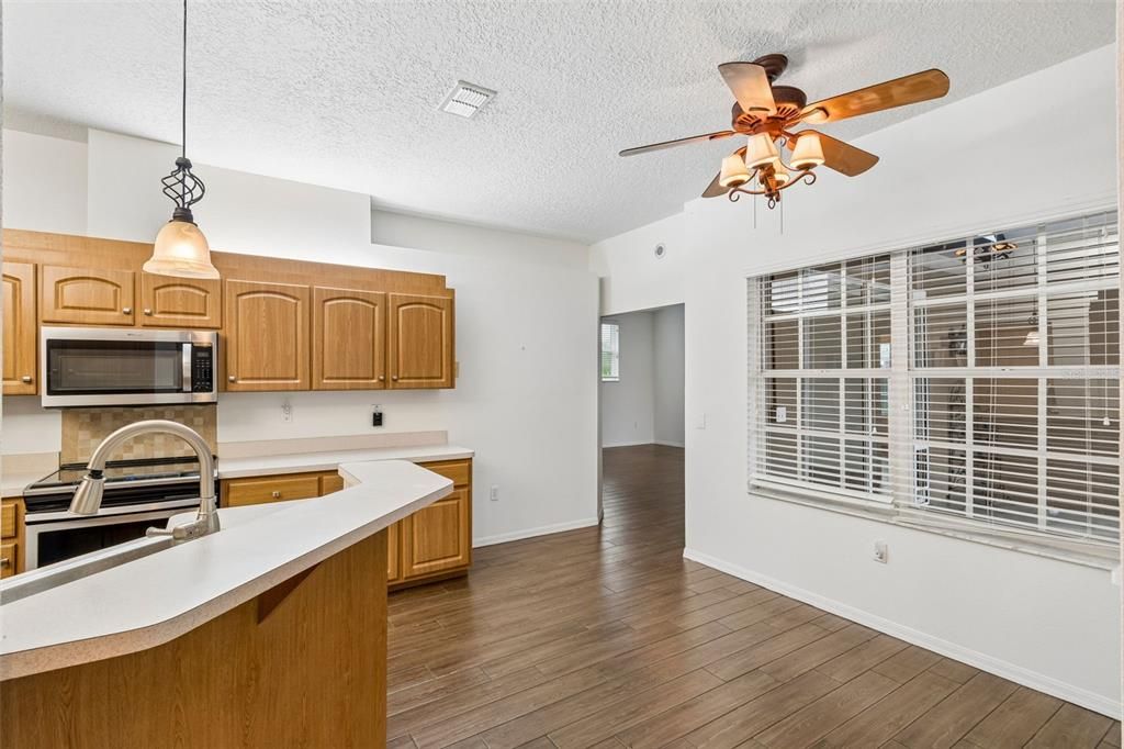 Activo con contrato: $325,000 (3 camas, 2 baños, 1921 Pies cuadrados)