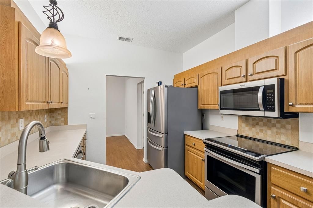 Activo con contrato: $325,000 (3 camas, 2 baños, 1921 Pies cuadrados)