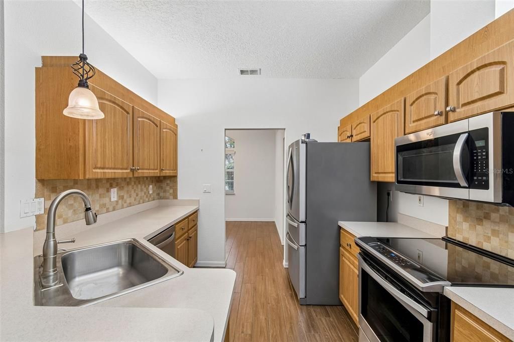 Activo con contrato: $325,000 (3 camas, 2 baños, 1921 Pies cuadrados)