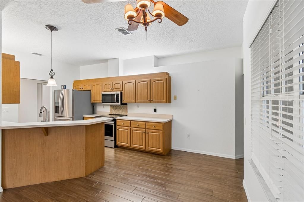 Activo con contrato: $325,000 (3 camas, 2 baños, 1921 Pies cuadrados)