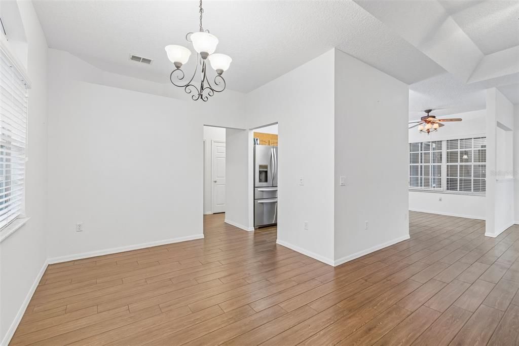 Activo con contrato: $325,000 (3 camas, 2 baños, 1921 Pies cuadrados)