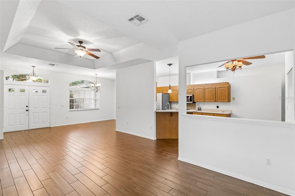 Activo con contrato: $325,000 (3 camas, 2 baños, 1921 Pies cuadrados)