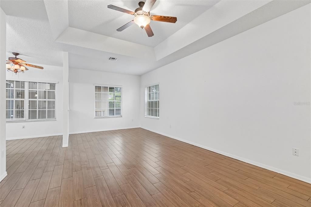 Activo con contrato: $325,000 (3 camas, 2 baños, 1921 Pies cuadrados)