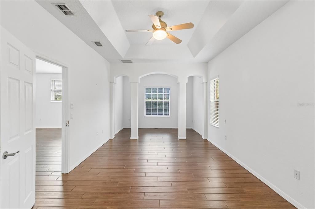 Activo con contrato: $325,000 (3 camas, 2 baños, 1921 Pies cuadrados)