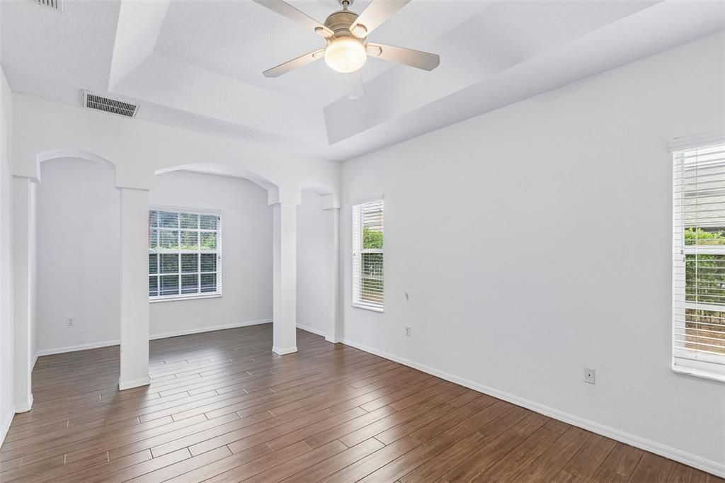 Activo con contrato: $325,000 (3 camas, 2 baños, 1921 Pies cuadrados)