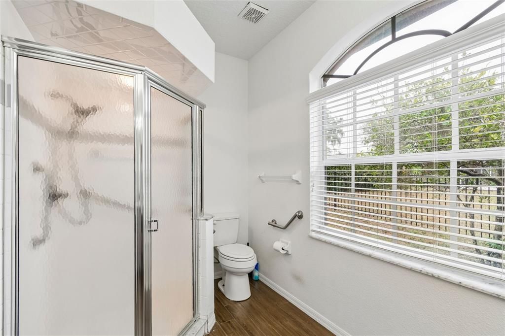 Activo con contrato: $325,000 (3 camas, 2 baños, 1921 Pies cuadrados)