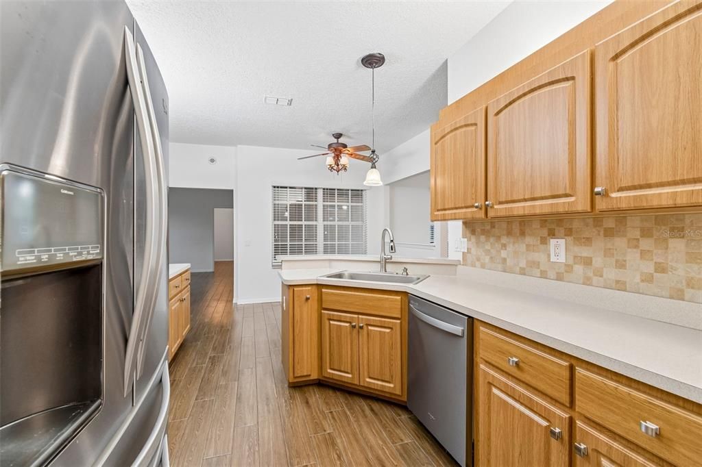 Activo con contrato: $325,000 (3 camas, 2 baños, 1921 Pies cuadrados)