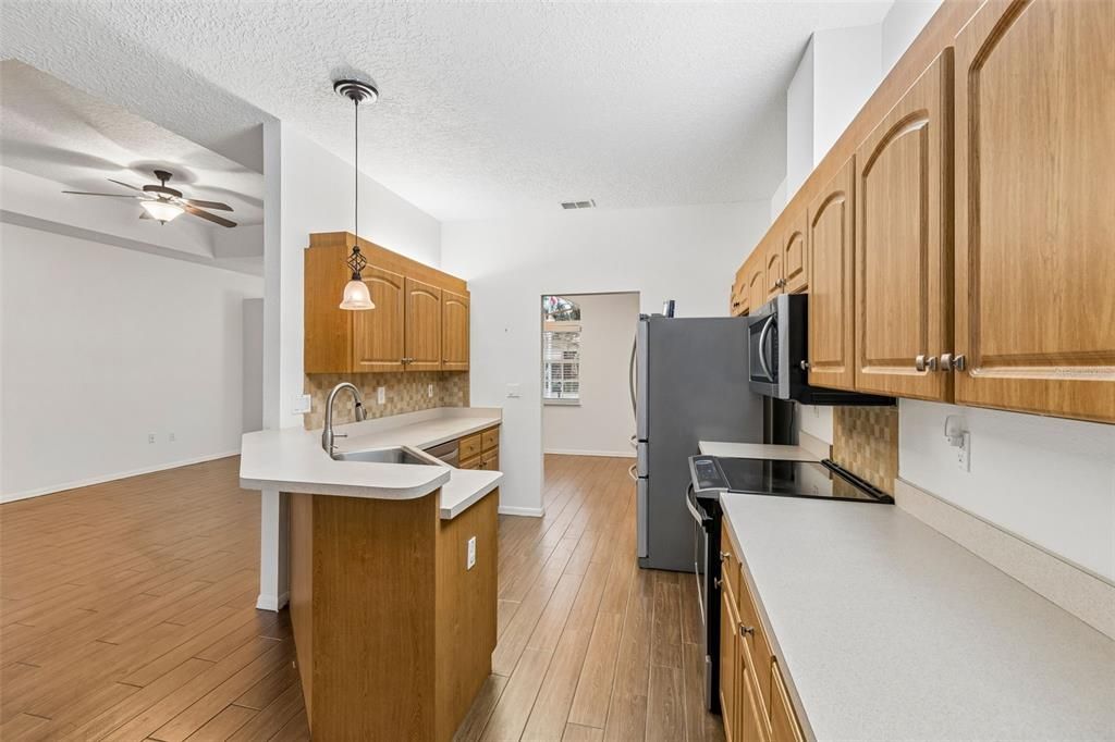 Activo con contrato: $325,000 (3 camas, 2 baños, 1921 Pies cuadrados)
