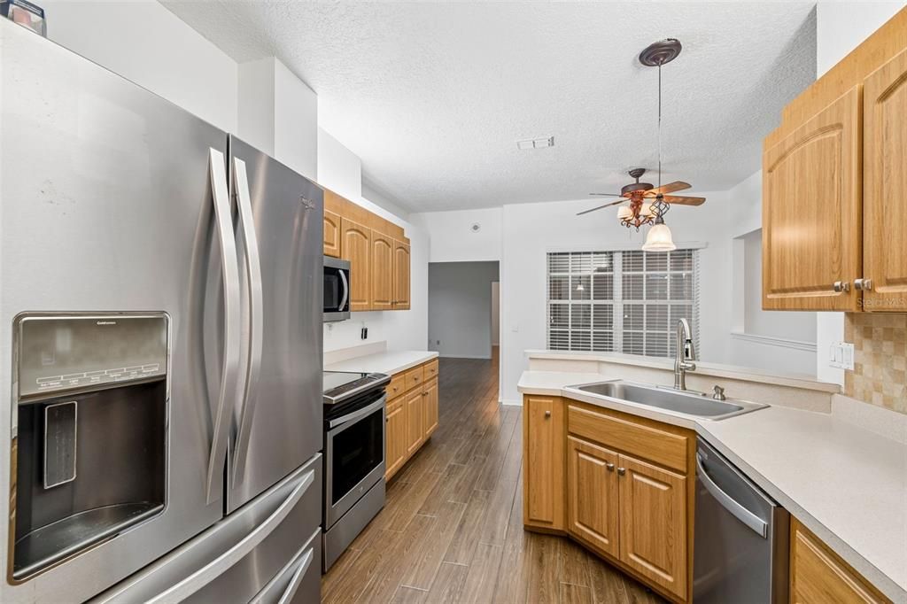 Activo con contrato: $325,000 (3 camas, 2 baños, 1921 Pies cuadrados)
