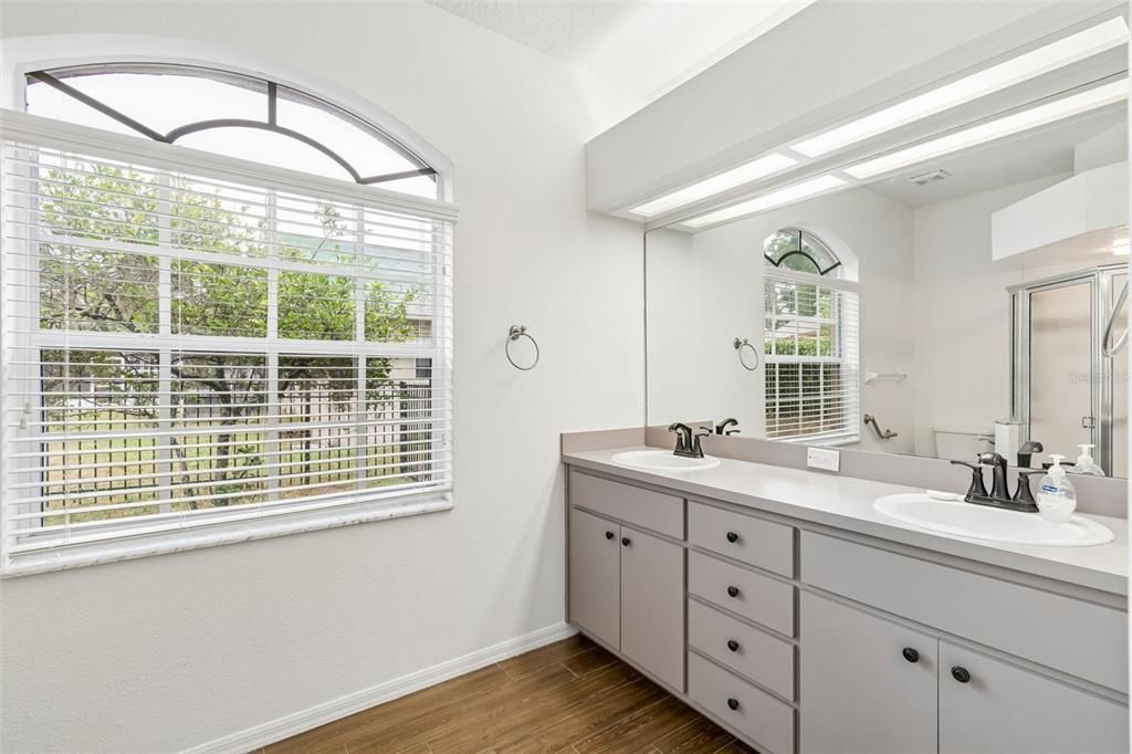 Activo con contrato: $325,000 (3 camas, 2 baños, 1921 Pies cuadrados)