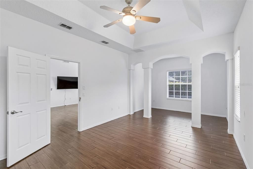 Activo con contrato: $325,000 (3 camas, 2 baños, 1921 Pies cuadrados)