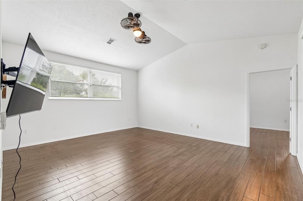 Activo con contrato: $325,000 (3 camas, 2 baños, 1921 Pies cuadrados)