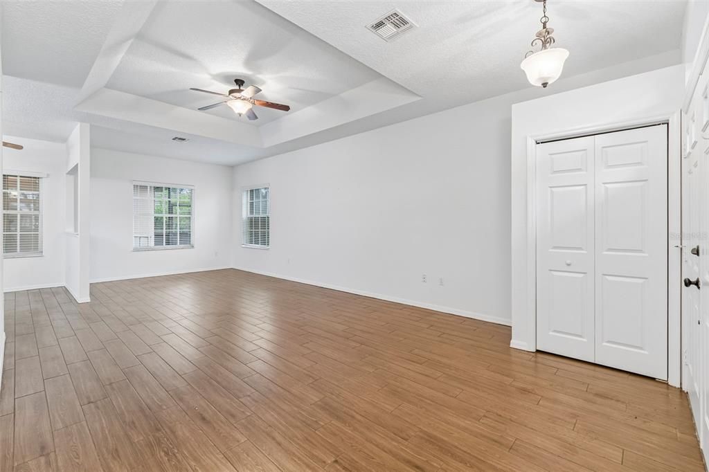 Activo con contrato: $325,000 (3 camas, 2 baños, 1921 Pies cuadrados)