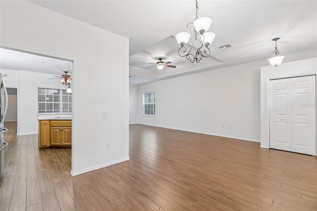 Activo con contrato: $325,000 (3 camas, 2 baños, 1921 Pies cuadrados)
