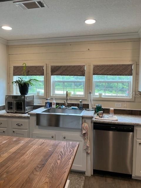 For Sale: $219,000 (3 beds, 2 baths, 1910 Square Feet)
