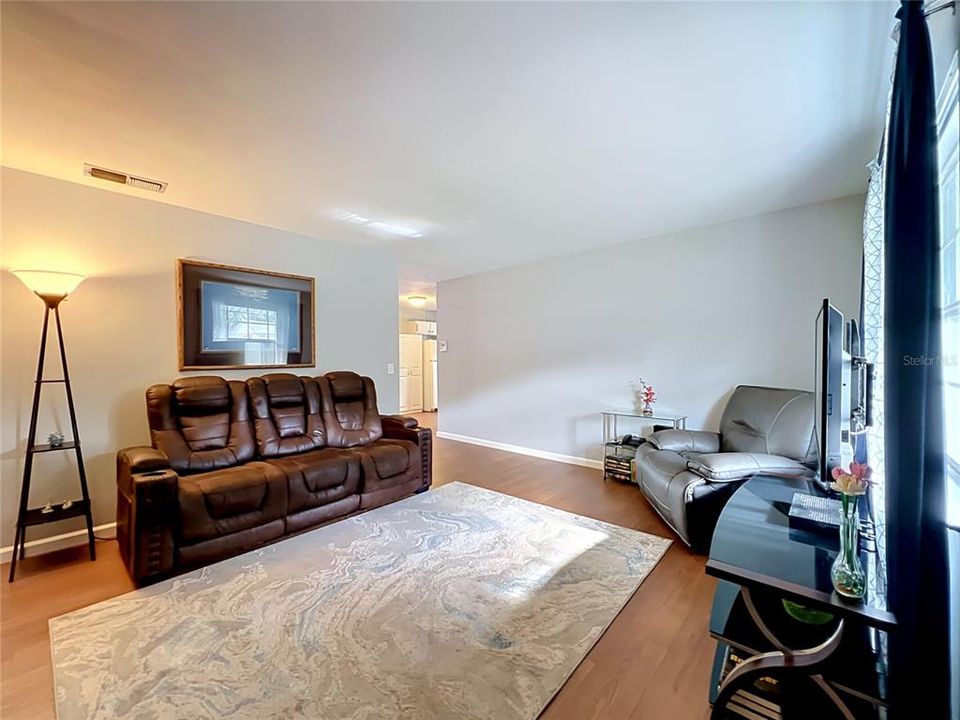 For Sale: $307,500 (3 beds, 2 baths, 1196 Square Feet)
